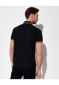 Versace Jeans Couture - VERSACE JEANS COUTURE - Czarna koszulka polo z barokowym nadrukiem. Typ kołnierza: polo. Kolor: czarny. Materiał: bawełna. Wzór: nadruk. Styl: klasyczny #2