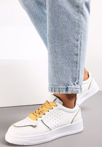 Renee - Biało-Złote Sneakersy z Kolorowymi Sznurówkami i Metalicznymi Wstawkami Lania. Kolor: biały. Wzór: kolorowy #2
