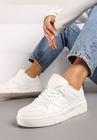 Renee - Białe Sneakersy na Płaskiej Tłoczonej Podeszwie Vlietha. Okazja: na co dzień. Kolor: biały. Materiał: jeans #6