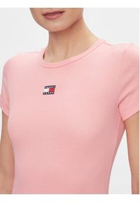 Tommy Jeans T-Shirt Badge DW0DW17881 Różowy Slim Fit. Kolor: różowy. Materiał: bawełna #4