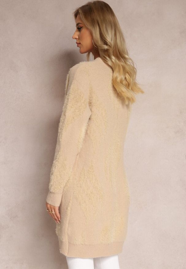 Renee - Beżowy Luźny Kardigan Niezapinany z Dłuższym Włosiem Karsta. Kolekcja: plus size. Kolor: beżowy. Materiał: dzianina. Długość: długie
