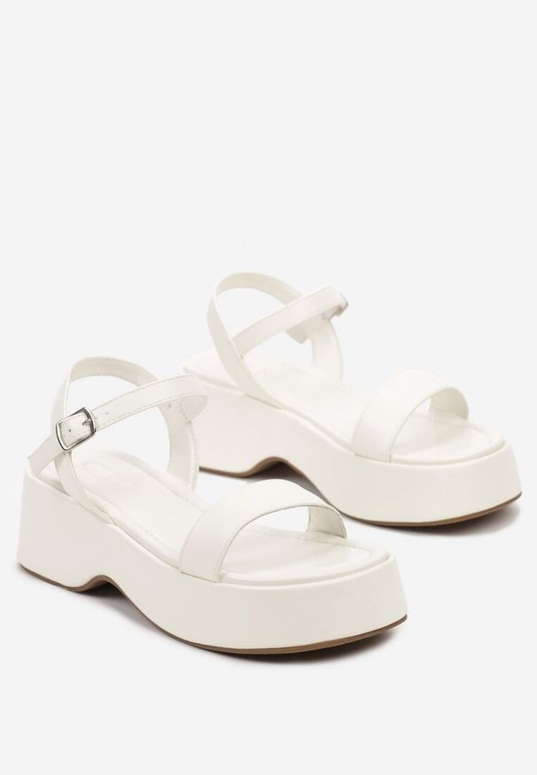 Born2be - Białe Sandały na Grubej Podeszwie Zapinane wokół Kostki Cleiana. Okazja: na co dzień. Kolor: biały. Materiał: jeans. Sezon: lato. Styl: casual, elegancki