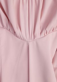 Born2be - Różowa Sukienka Aikialla. Typ kołnierza: kołnierz z falbankami. Kolor: różowy. Materiał: materiał, tkanina. Wzór: jednolity, gładki, aplikacja. Długość: mini #5