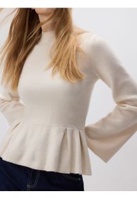 Reserved - Sweter z baskinką - kremowy. Kolor: kremowy. Materiał: dzianina, wełna #1
