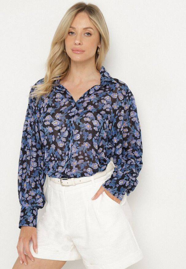 Born2be - Czarna Koszula w Kwiatowy Print Divocca. Okazja: na co dzień. Typ kołnierza: kołnierzyk klasyczny. Kolor: czarny. Materiał: jeans. Długość rękawa: długi rękaw. Długość: długie. Wzór: nadruk, kwiaty. Styl: klasyczny, casual, elegancki
