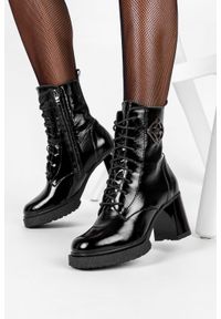 Casu - Czarne botki skórzane damskie lakierowane na klocku z ozdobą produkt polski casu 60439. Okazja: na co dzień. Zapięcie: zamek. Kolor: czarny. Szerokość cholewki: normalna. Wzór: aplikacja. Materiał: lakier, skóra. Obcas: na obcasie. Styl: elegancki, casual. Wysokość obcasa: średni #2