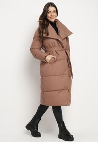 Born2be - Brązowa Kurtka Płaszcz Zapinana na Napy Ukryte pod Plisą z Kieszeniami i Paskiem Ritallas. Typ kołnierza: kołnierzyk stójkowy. Kolor: brązowy. Materiał: materiał. Długość: długie. Sezon: zima #1