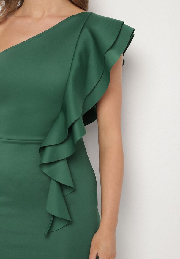 Born2be - Zielona Asymetryczna Sukienka Ozdobiona Falbaną Lenitel. Okazja: na randkę. Kolor: zielony. Wzór: aplikacja. Typ sukienki: asymetryczne. Styl: klasyczny