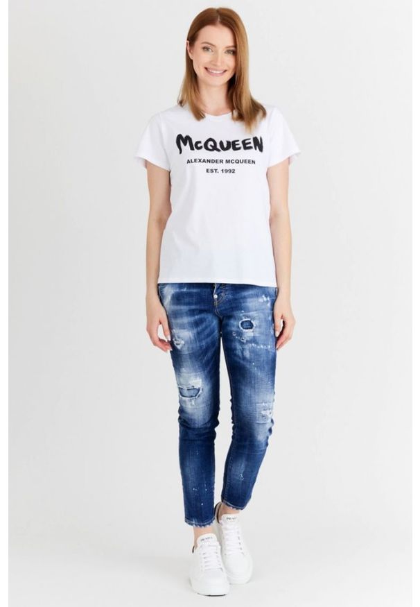 Alexander McQueen - ALEXANDER MCQUEEN Biały t-shirt damski z logo, Rozmiar 44. Kolor: biały. Materiał: bawełna, prążkowany. Wzór: nadruk