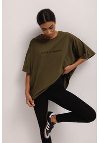 Marsala - T-shirt typu oversize z HAFTEM w kolorze KHAKI - EAZY-S/M. Kolor: zielony. Materiał: bawełna, elastan. Wzór: haft. Styl: klasyczny, elegancki #1