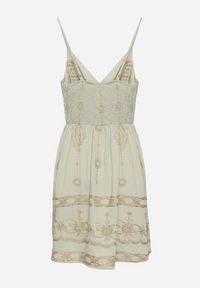 Born2be - Jasnozielona Sukienka Boho z Wiskozy na Ramiączkach Zdobiona Metalicznym Haftem Saleriela. Okazja: na spacer, na co dzień. Kolor: zielony. Materiał: wiskoza. Długość rękawa: na ramiączkach. Wzór: haft, aplikacja. Typ sukienki: rozkloszowane. Styl: boho #4