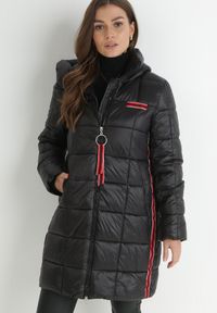 Born2be - Czarna Kurtka Pikowana z Lampasami i Kapturem Hina. Kolor: czarny. Sezon: zima. Styl: elegancki #7
