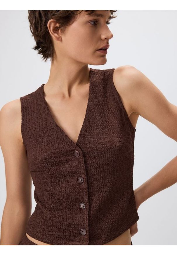 Reserved - Kamizelka ze strukturalnej dzianiny - brązowy. Kolor: brązowy. Materiał: dzianina