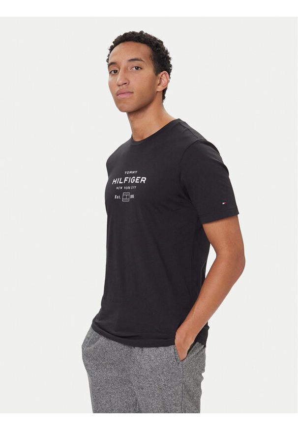 TOMMY HILFIGER - Tommy Hilfiger T-Shirt Stack Graphic MW0MW40002 Czarny Regular Fit. Kolor: czarny. Materiał: bawełna