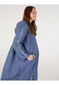 Unisono - GŁADKI PŁASZCZ Z BAWEŁNY 114-9426 JEANS. Materiał: bawełna, jeans. Wzór: gładki #1