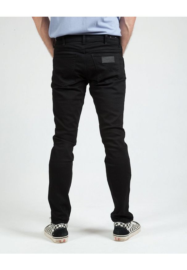 Wrangler - WRANGLER LARSTON MĘSKIE SPODNIE JEANSOWE BACK TO BLACK W18SHPP40 112319117