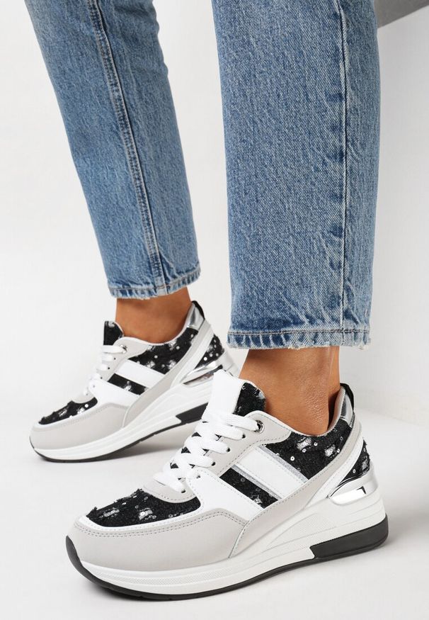 Born2be - Biało-Czarne Sneakersy na Grubej Podeszwie z Brokatem i Cekinami Asseni. Kolor: biały