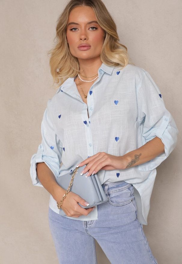 Renee - Jasnoniebieska Bawełniana Koszula w Serca Elearose. Okazja: na co dzień. Kolor: niebieski. Materiał: bawełna. Długość: długie. Styl: klasyczny, elegancki, casual