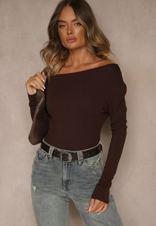 Renee - Brązowa Bluzka z Wiskozy z Dekoltem o Asymetrycznym Kroju Emmea. Kolor: brązowy. Materiał: wiskoza. Styl: klasyczny