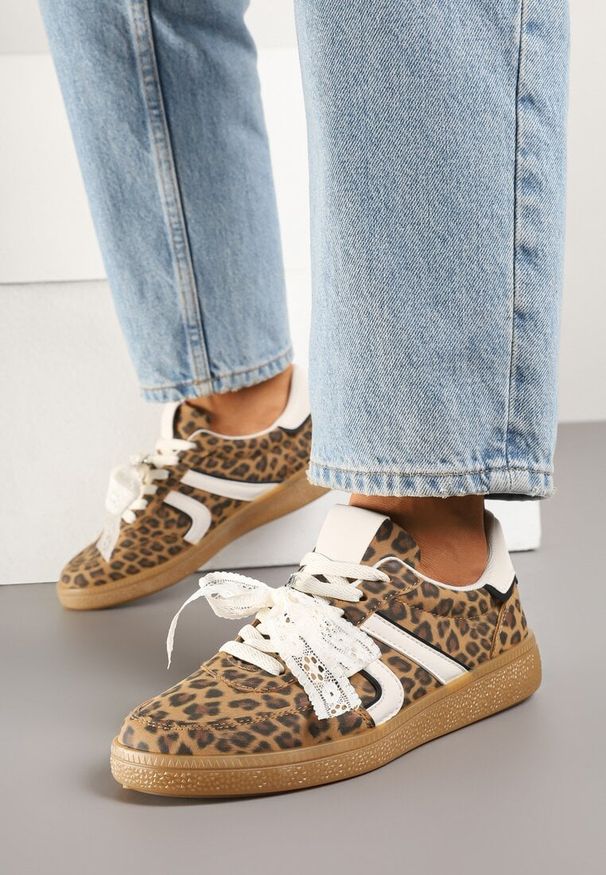 Renee - Panterkowe Sneakersy Typu Kultowe Tenisówki z Ozdobną Odpinaną Kokardą Korilinda. Okazja: na co dzień. Materiał: jeans