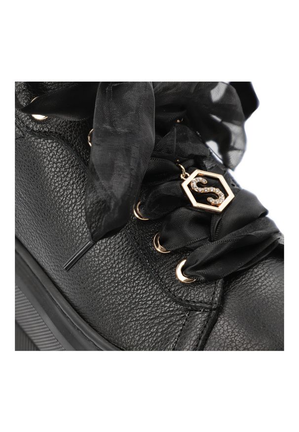 Sneakersy damskie Karino, na wysokiej platformie skórzane z ozdobami z okrągłym noskiem, czarne, 5739-126-P. Okazja: na co dzień. Nosek buta: okrągły. Zapięcie: sznurówki. Kolor: czarny. Materiał: skóra. Wzór: aplikacja. Obcas: na platformie. Styl: casual, elegancki