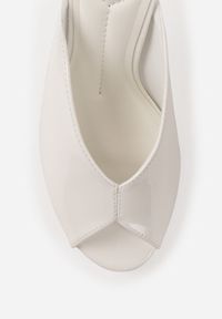 Renee - Białe Klapki Peep Toe na Szpilce z Lakierowanym Połyskiem Sharvyra. Nosek buta: otwarty. Kolor: biały. Materiał: lakier. Obcas: na szpilce. Wysokość obcasa: średni #7