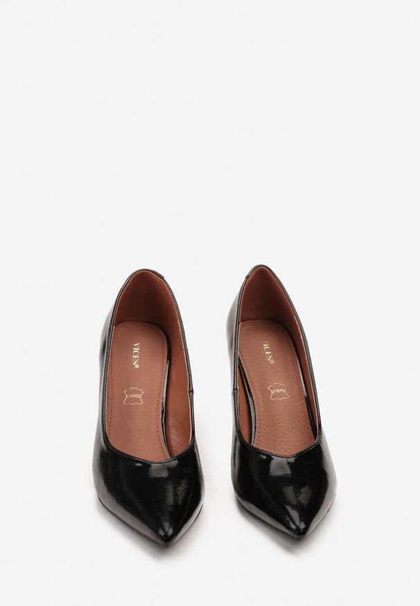 Born2be - Czarne Lakierowane Szpilki Vices ze Skórzaną Wkładką na Obcasie z Cyrkoniami Afirrive. Okazja: na wesele, na spotkanie biznesowe, do pracy, na ślub cywilny. Kolor: czarny. Materiał: skóra, lakier. Wzór: aplikacja. Obcas: na obcasie. Styl: elegancki, klasyczny, biznesowy, wizytowy. Wysokość obcasa: średni