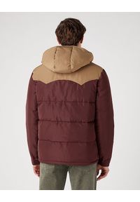 Wrangler - WRANGLER PUFFER JACKET MĘSKA KURTKA ZIMOWA Z KAPTUREM CIEPŁA DAHLIA W40AWUH45. Typ kołnierza: kaptur. Sezon: zima