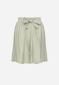 Born2be - Zielone Wiskozowe Szorty z Wysokim Stanem i Paskiem Lumovelle. Okazja: na co dzień. Stan: podwyższony. Kolor: zielony. Materiał: wiskoza. Styl: elegancki, casual