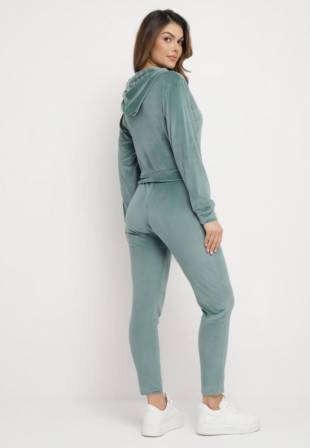 Born2be - Zielony Welurowy Komplet Dresowy z Cyrkoniami Krótsza Bluza i Spodnie Aterin. Kolor: zielony. Materiał: dresówka, welur