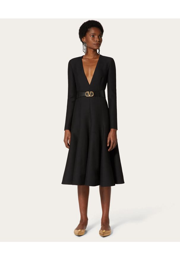 VALENTINO - Czarna sukienka z krepy midi. Kolor: czarny. Materiał: wełna, jedwab. Typ sukienki: dopasowane, rozkloszowane. Styl: elegancki. Długość: midi