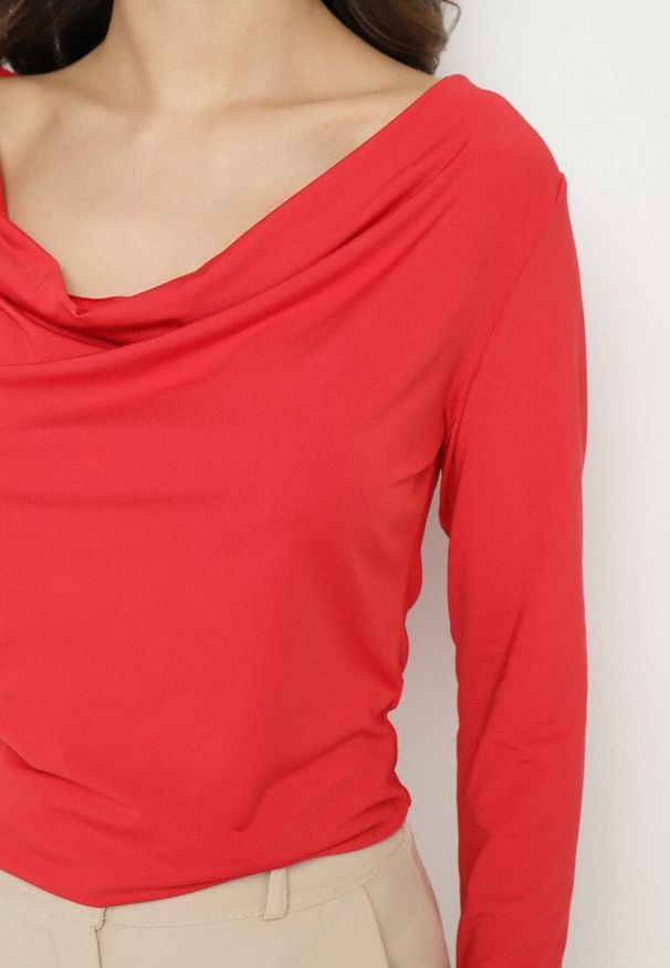 Born2be - Czerwona Elegancka Bluzka z Wiskozą i Dekoltem Typu Woda Tatalira. Okazja: na co dzień. Kolor: czerwony. Materiał: wiskoza. Długość rękawa: długi rękaw. Długość: długie. Styl: elegancki