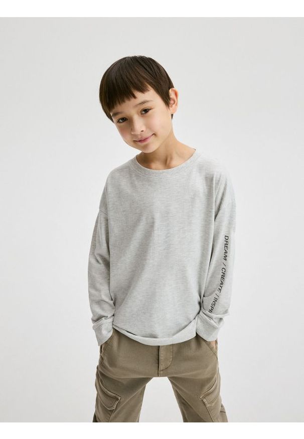 Reserved - Longsleeve oversize - jasnoszary. Kolor: szary. Materiał: dzianina, bawełna. Długość rękawa: długi rękaw
