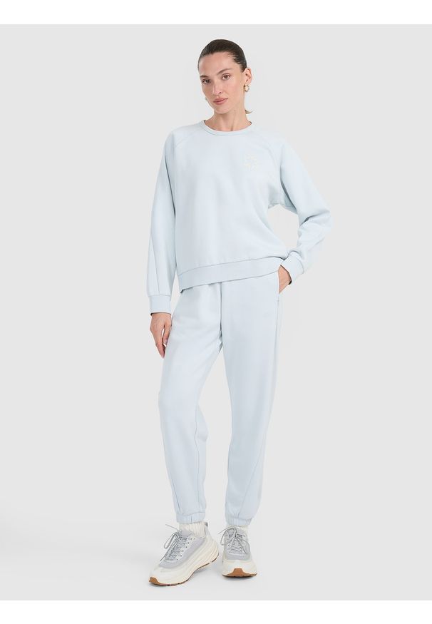 4f - 4F Bluza dresowa nierozpinana bez kaptura damska - niebieska L. Okazja: na co dzień. Typ kołnierza: bez kaptura. Kolor: niebieski. Materiał: dresówka. Styl: casual