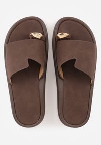 Born2be - Brązowe Klapki Typu Japonki z Metaliczną Ozdobą Samrina. Okazja: na co dzień. Kolor: brązowy. Materiał: jeans, koronka. Wzór: aplikacja. Sezon: lato. Styl: casual #4