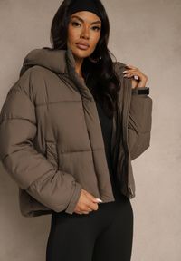 Renee - Ciemnobeżowa Kurtka Puffer z Pikowaniem Kapturem i Kieszonką przy Rękawie Galeida. Okazja: na co dzień, na spacer. Kolor: beżowy. Materiał: jeans. Długość: krótkie. Styl: casual #4