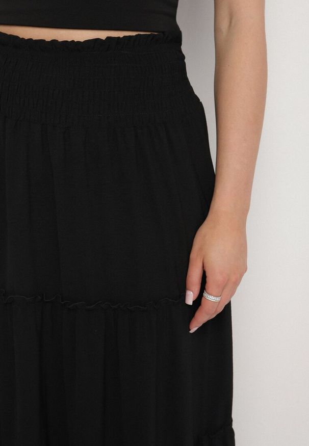 Born2be - Czarna Spódnica o Rozkloszowanym Kroju z Falbankami i Gumką w Talii Dovinala. Okazja: na co dzień. Kolor: czarny. Styl: elegancki, casual, klasyczny