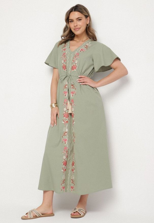 Born2be - Zielona Bawełniana Sukienka Boho o Rozkloszowanym Kroju z Haftem i Frędzlami Modixa. Okazja: na co dzień. Typ kołnierza: dekolt w serek. Kolor: zielony. Materiał: bawełna. Długość rękawa: krótki rękaw. Wzór: haft. Typ sukienki: rozkloszowane. Styl: boho