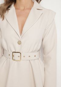 Born2be - Jasnobeżowy Kombinezon w Stylu Garniturowym z Paskiem i Ozdobnym Guzikiem Arazia. Okazja: na co dzień. Kolor: beżowy. Długość rękawa: długi rękaw. Długość: długie. Styl: casual, elegancki #6