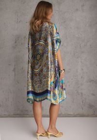 Renee - Niebieskie Satynowe Ponczo z Jedwabiem i Wiskozą w Stylu Boho Prixeis. Okazja: na co dzień. Kolor: niebieski. Materiał: jedwab, wiskoza, satyna. Wzór: nadruk. Styl: boho #6