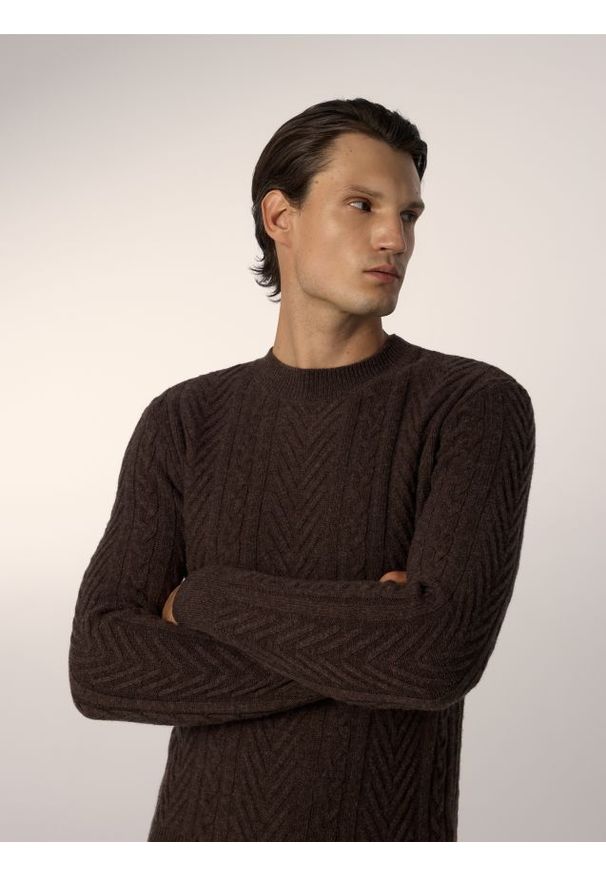 Reserved - Sweter z wełną - brązowy. Kolor: brązowy. Materiał: wełna. Wzór: ze splotem