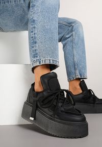 Renee - Czarne Sneakersy na Platformie Ozdobione Sznurowaniem Vilvia. Okazja: na co dzień. Kolor: czarny. Materiał: jeans. Wzór: aplikacja. Obcas: na platformie