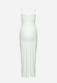 Born2be - Jasnozielona Dopasowana Sukienka z Marszczeniem Callienne. Kolor: zielony. Długość rękawa: na ramiączkach. Typ sukienki: kopertowe. Długość: maxi #7