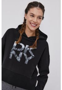 DKNY - Dkny Bluza bawełniana damska kolor czarny z kapturem z nadrukiem. Typ kołnierza: kaptur. Kolor: czarny. Materiał: bawełna. Wzór: nadruk #1