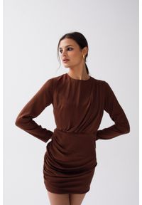 Marsala - Sukienka z drapowaniem w kolorze brązowym - CAVITE. Okazja: na imprezę. Kolor: brązowy. Materiał: wiskoza. Długość rękawa: długi rękaw. Typ sukienki: proste. Długość: mini #1