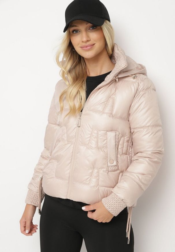 Born2be - Różowa Pikowana Kurtka z Odpinanym Kapturem Wydłużonym Tyłem i Ściągaczami Zinonia. Okazja: na co dzień. Kolor: różowy. Materiał: wełna, skóra, jeans. Sezon: zima, jesień. Styl: casual, elegancki