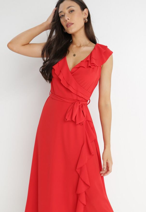 Born2be - Czerwona Sukienka Mellothee. Okazja: na imprezę. Typ kołnierza: kołnierz z falbankami. Kolor: czerwony. Materiał: materiał. Typ sukienki: kopertowe. Styl: elegancki, wizytowy. Długość: midi