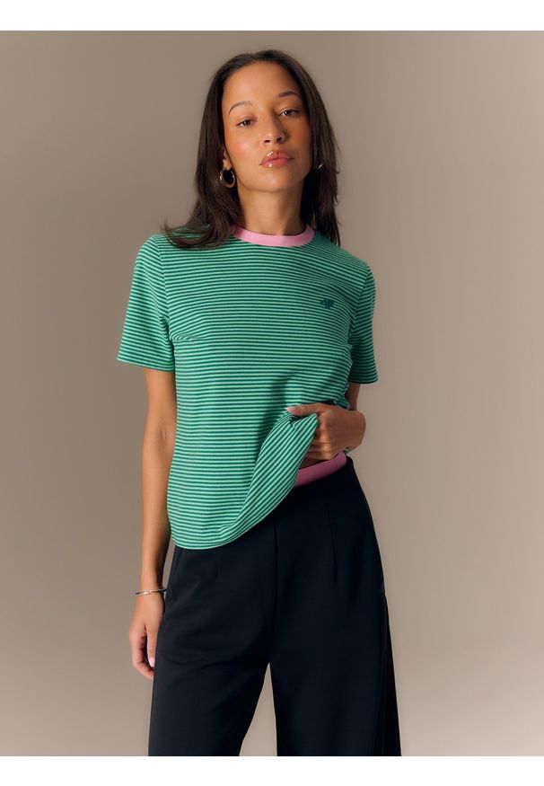 4f - 4F T-shirt regular damski - zielony XS. Okazja: na co dzień. Kolor: zielony. Materiał: materiał, skóra. Wzór: paski. Styl: elegancki, casual, klasyczny