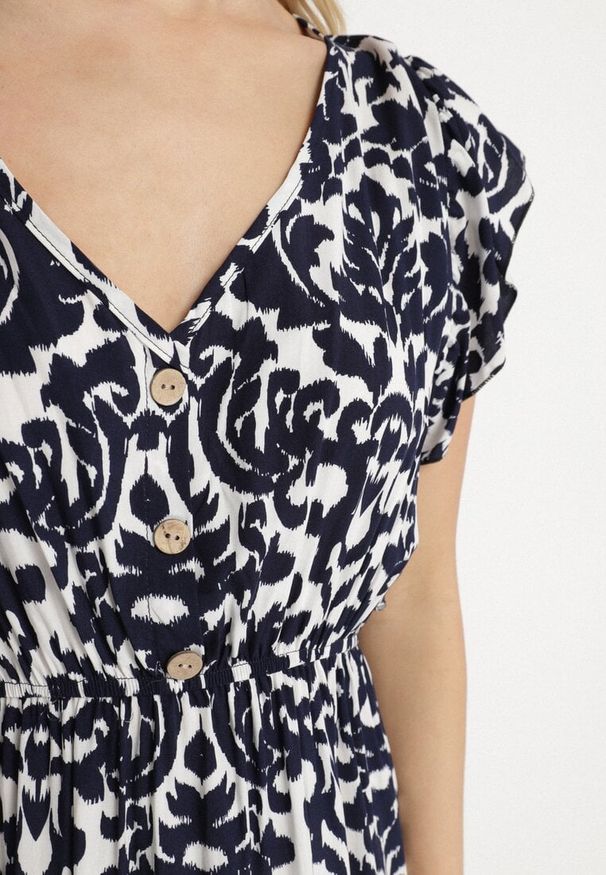 Born2be - Granatowa Bawełniana Sukienka Rozkloszowana z Falbankami w Ornamentalny Wzór Zaliette. Okazja: na co dzień. Typ kołnierza: kołnierz z falbankami. Kolor: niebieski. Materiał: bawełna. Długość rękawa: krótki rękaw. Styl: casual, elegancki