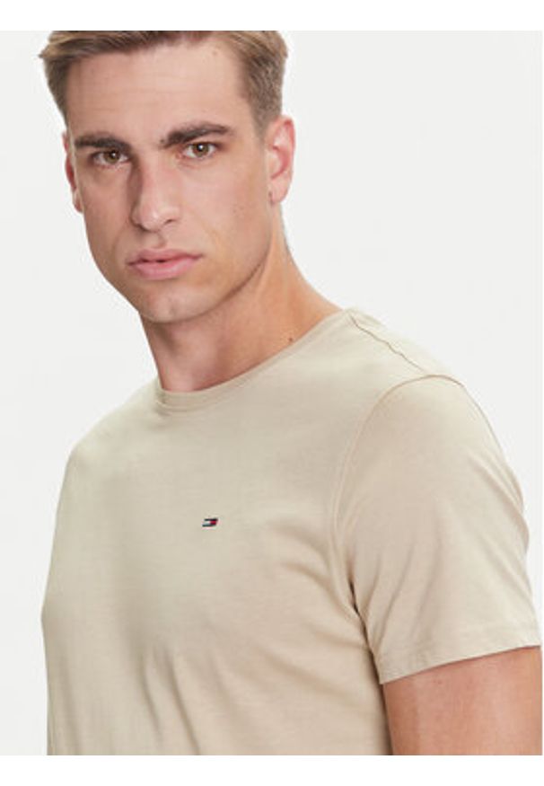 Tommy Jeans T-Shirt DM0DM04411 Beżowy Slim Fit. Kolor: beżowy. Materiał: bawełna